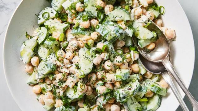 سالاد نخود فرنگی و تزاتزیکی (Tzatziki Chickpea Salad)