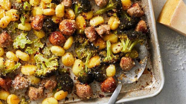 گنوچی ترد با سوسیس و بروکلی(Crispy Gnocchi With Sausage and Broccoli)